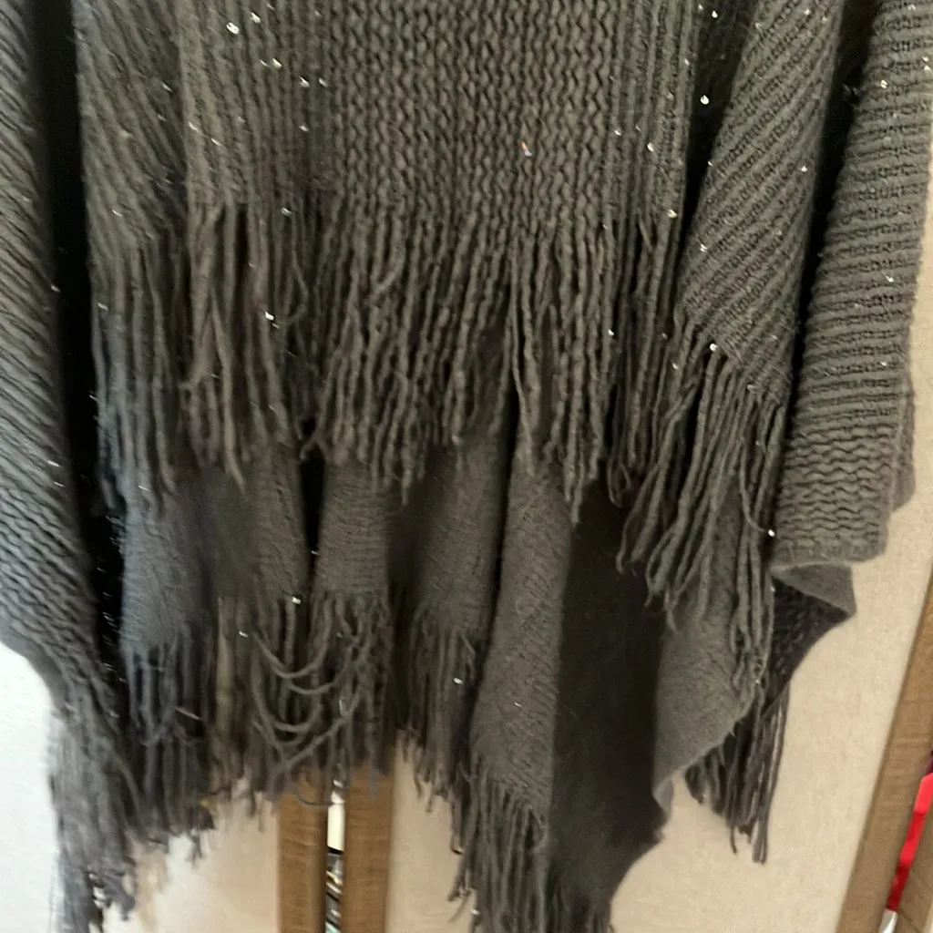 FINAL MARKDOWN Elegant Gray Knit fringed poncho 29 palms Size undefined - Image 5