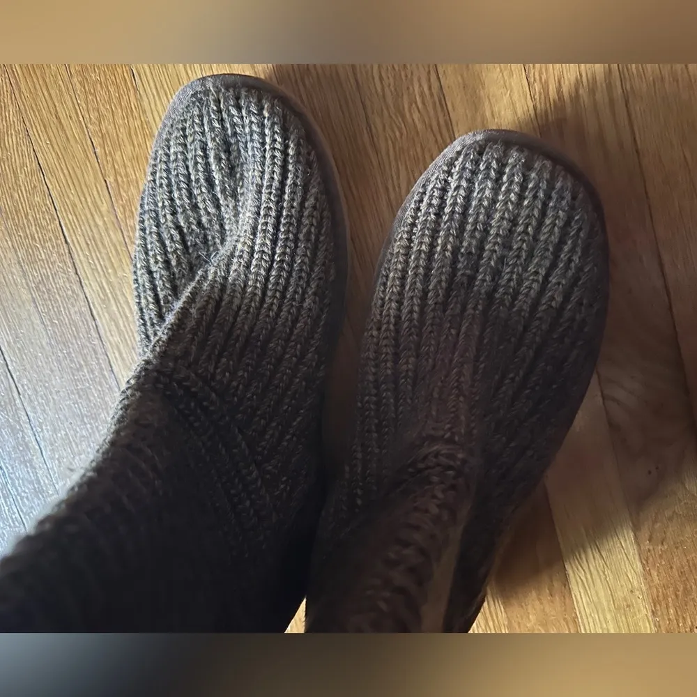 Ugg Classic Cardy Boot in Brown, Size 9 - Image 5