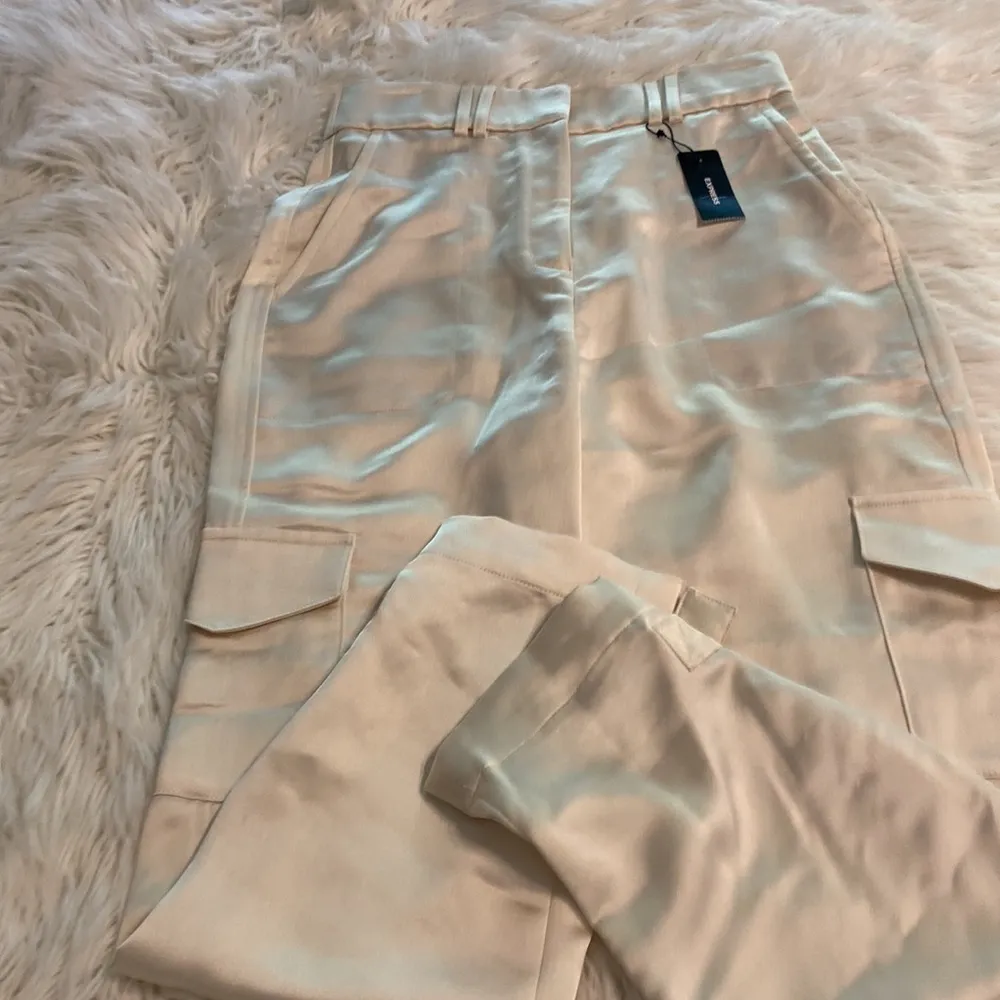 EXPRESS HIGH RISE Cream Satin Cargo Pants SIZE 2R inseam 26” see all photos - Image 16