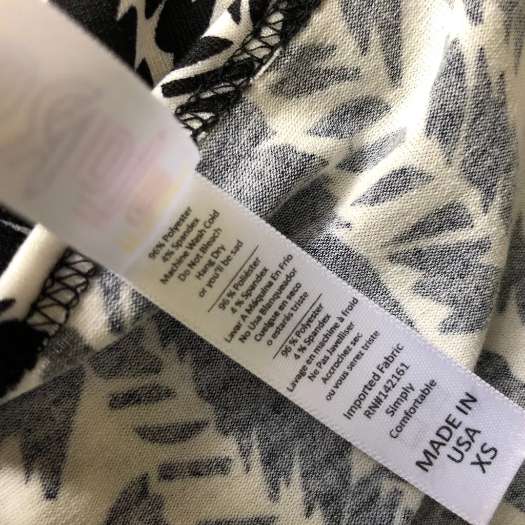 LuLaRoe Geometric Print Blouse Black White Swing Short Sleeve Top Size XS‎ - Image 7