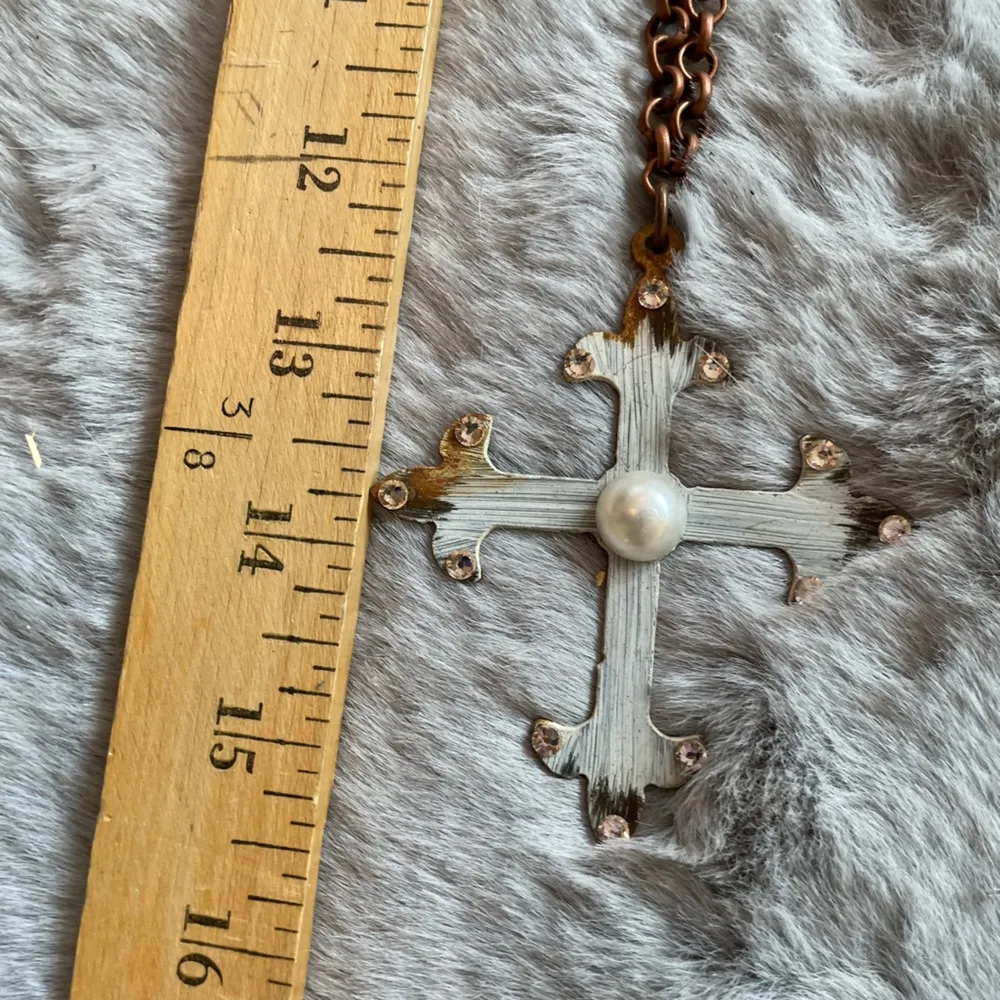 Metal cross on copper link chain. Glazed cream with Pearl in center of cross - Image 8