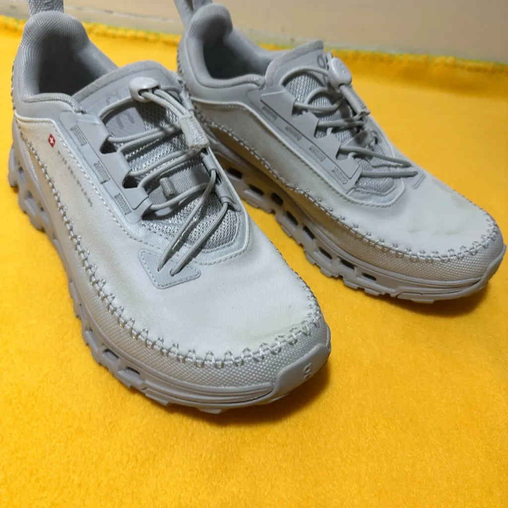 Women On cloud Athletic Shoes Size 6 - Image 2
