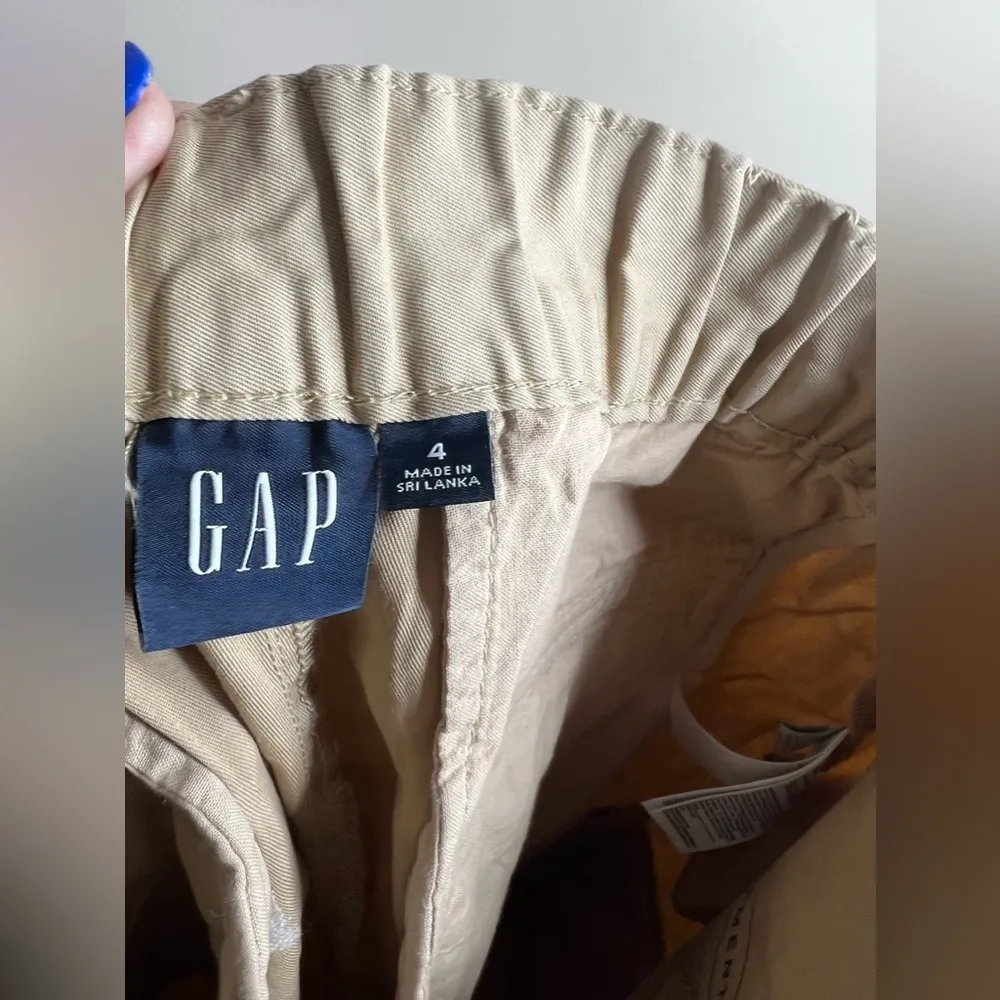 Nwt gap khaki cargo pants size 4 - Image 2