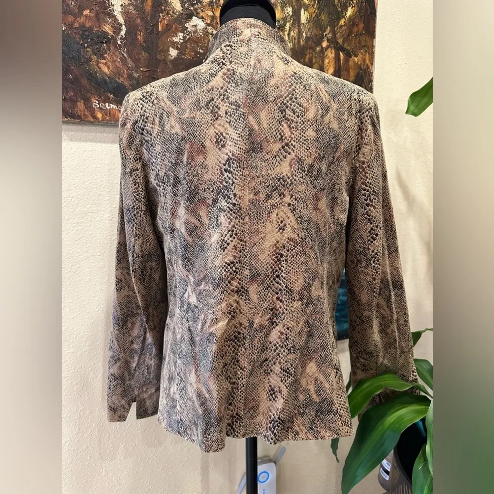 EUC INVESTMENT SNAKE PRINT  SOFT BLAZER Korean neck line - Image 6