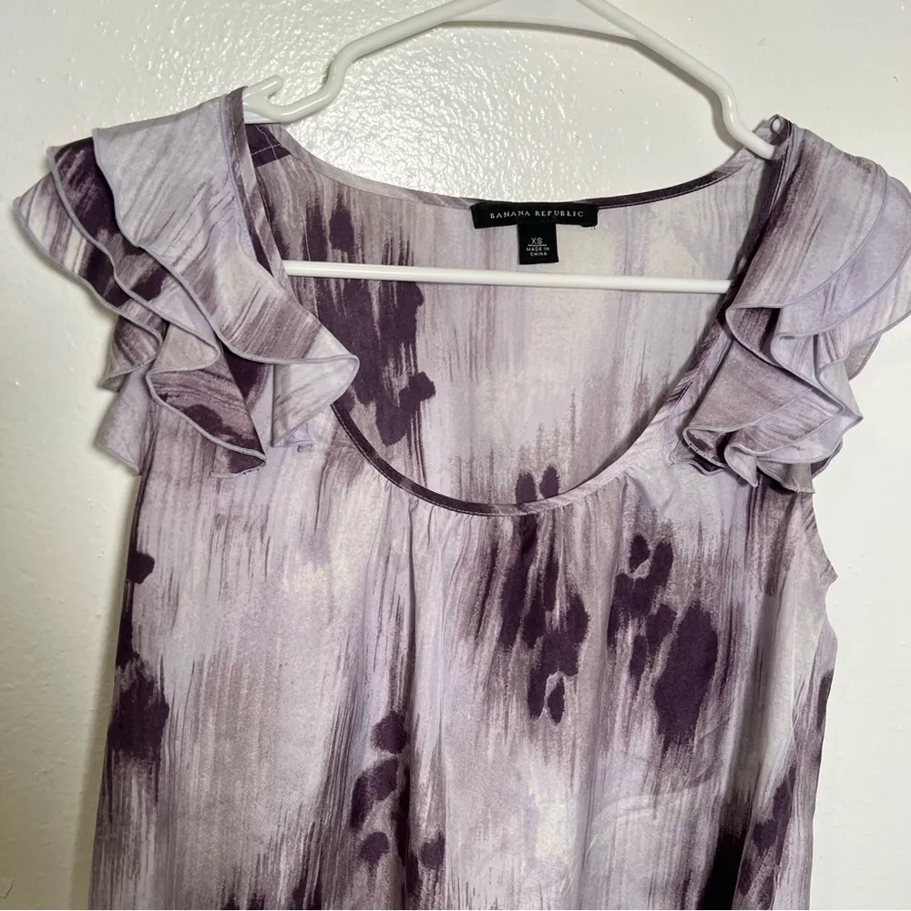 Banana Republic Sleeveless Blouse Purple Floral Ruffle - Image 4