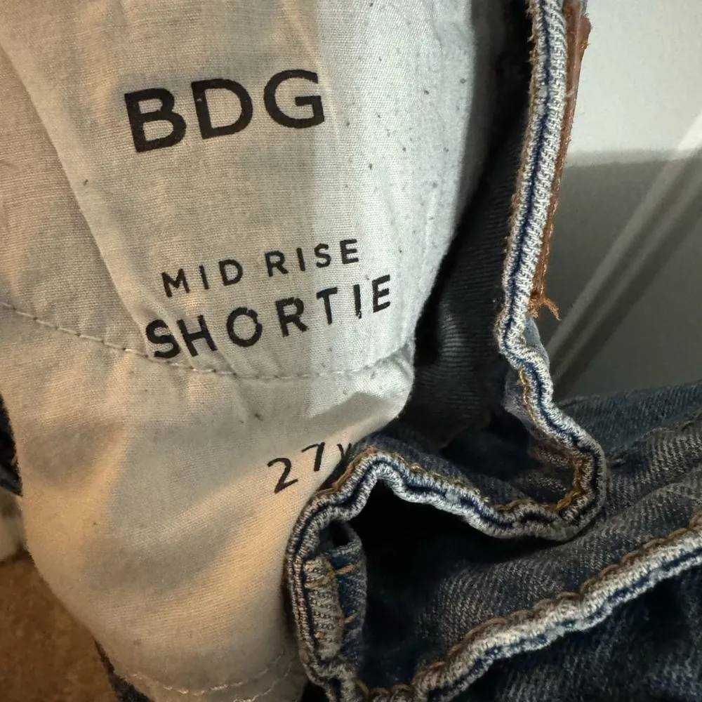 BDG Mid-Rise Shortie Regular Wash Denim Cuffed Shorts - Image 4