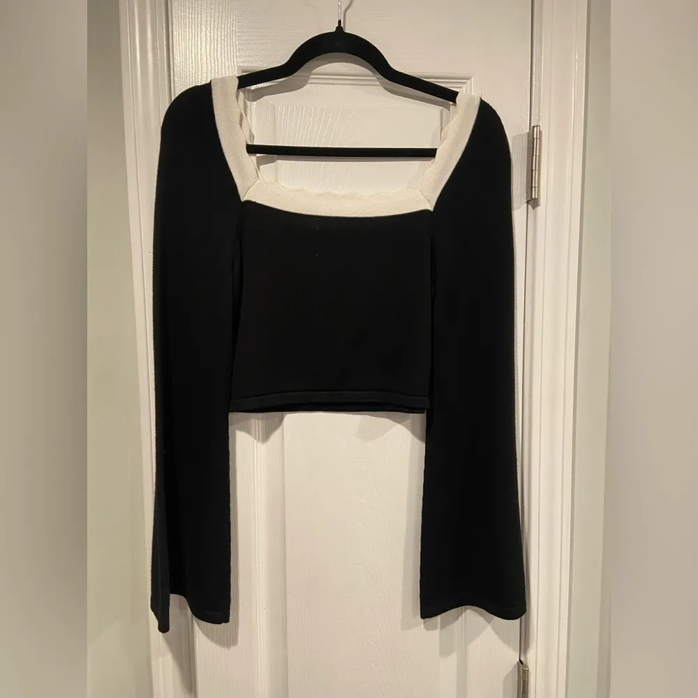 NWOT Dee Elly Size M Black Cream Bell Sleeve Knit Crop Top Bow Scalloped Trim - Image 10
