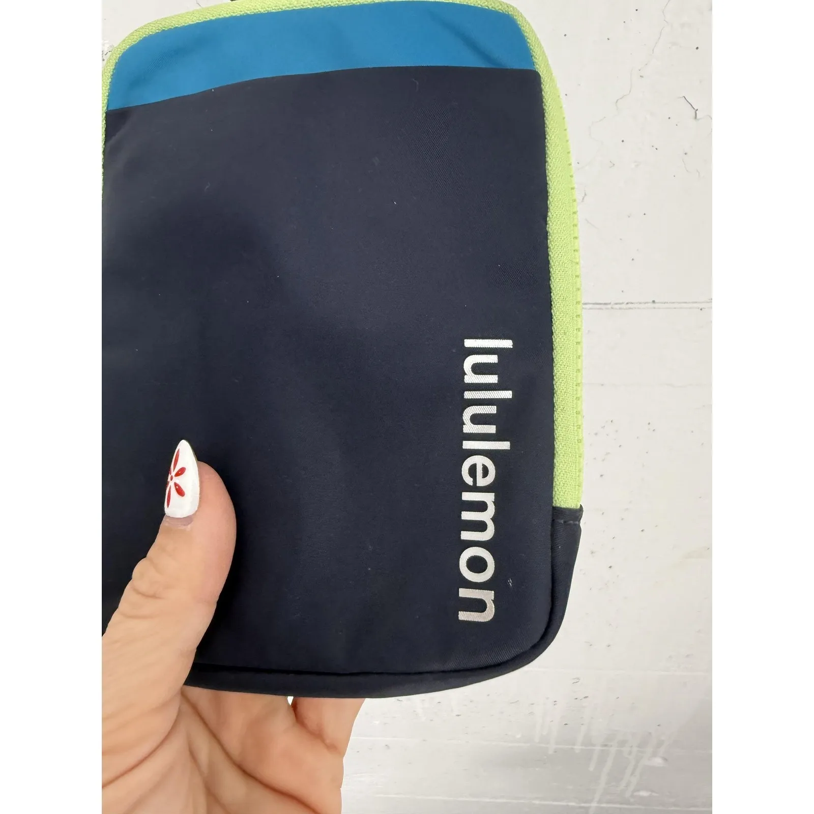 Lululemon Crossbody Bag Womens One Size Zip Adjustable Strap Pouch Purse Travel - Image 2