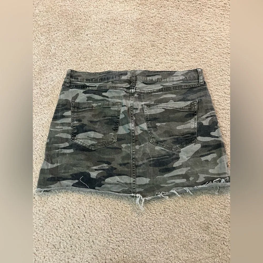 Express Mid Rise Raw Cut Camo Mini Skirt - Image 3