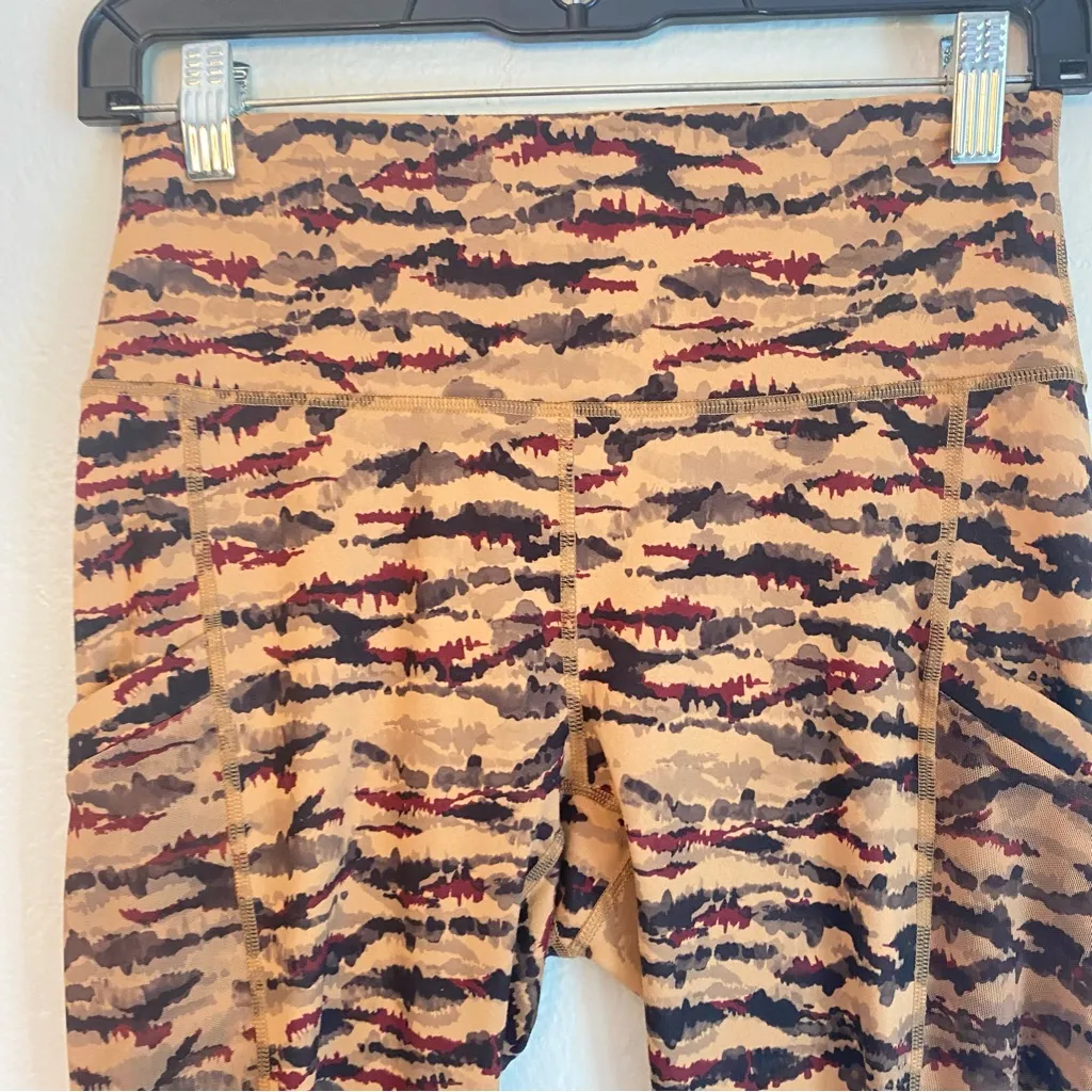 Fabletics powehold Brown and Black Patterned Leggings with pockets - Image 2