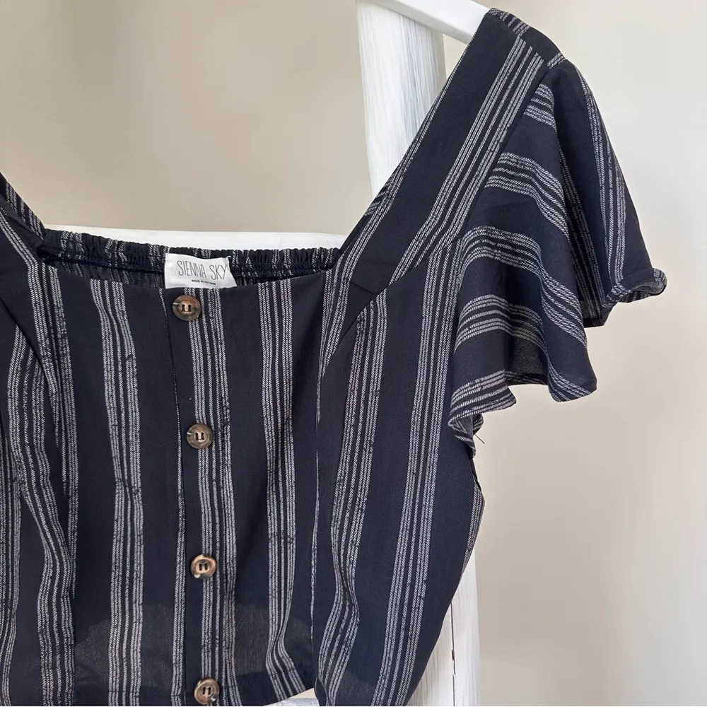 Sienna Sky Cropped Flutter Short Sleeve Navy Top SZ Small - Image 2