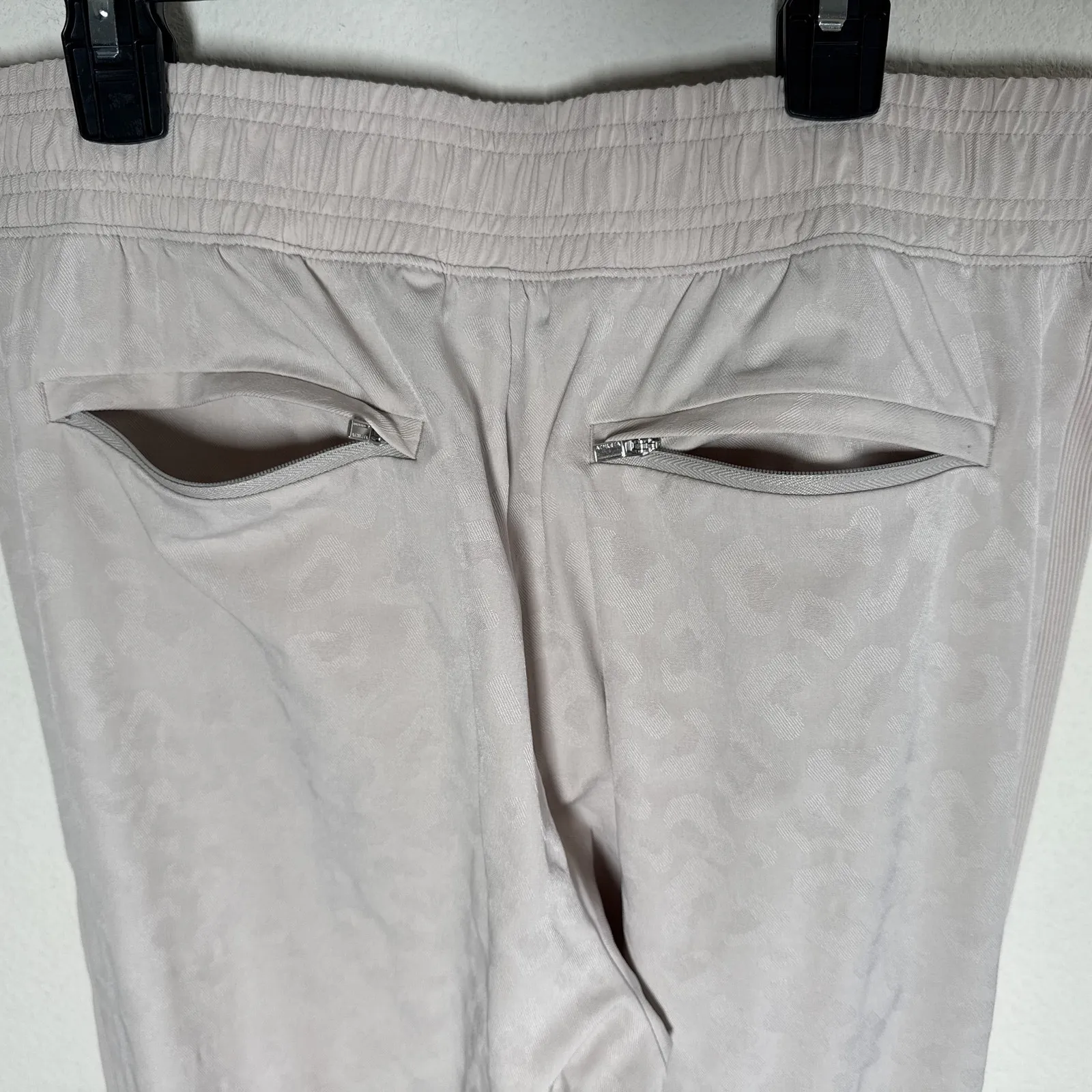 Athleta Brooklyn Textured Leopard Joggers Abalone Beige Cream Size 10 - Image 9