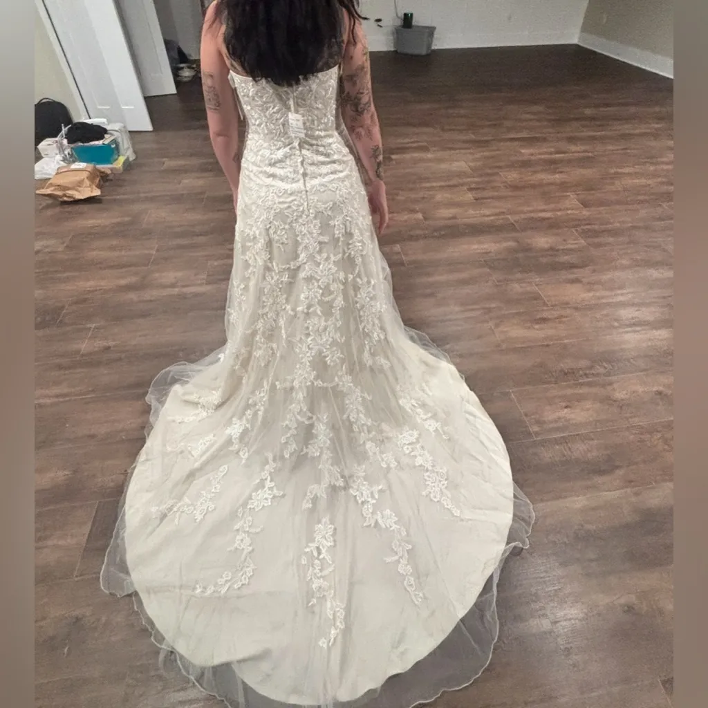 David’s bridal embroidered sweetheart aline W size 12 nwt wedding gown/dress - Image 2