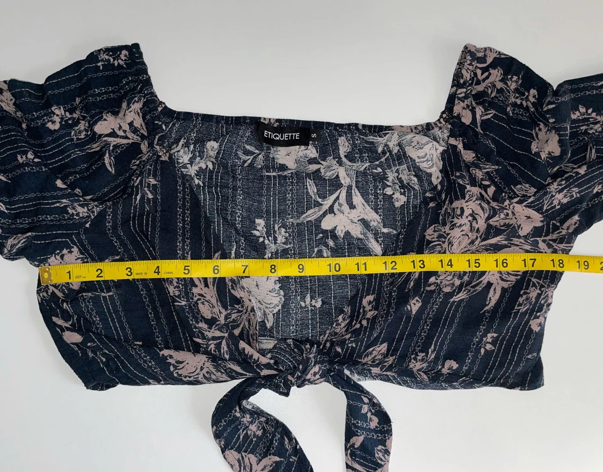 ETIQUETTE Front Tie Crop Top Sz S - Image 3