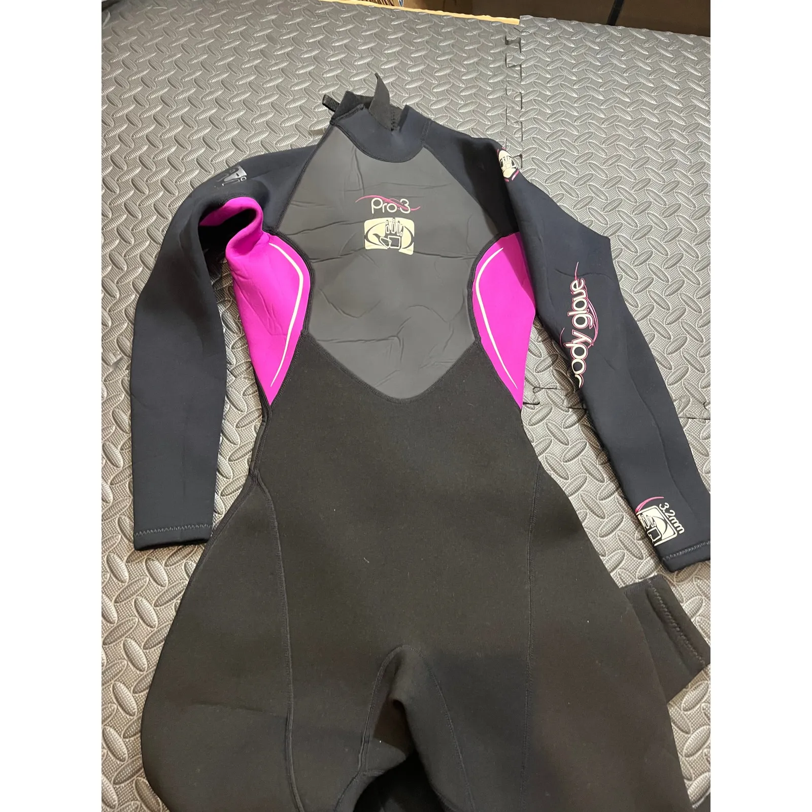 Body Glove Wetsuit PRO 3 3.2mm Women's 3/4 Back Zip Full Suit Black Gray‎ Pink - Image 2
