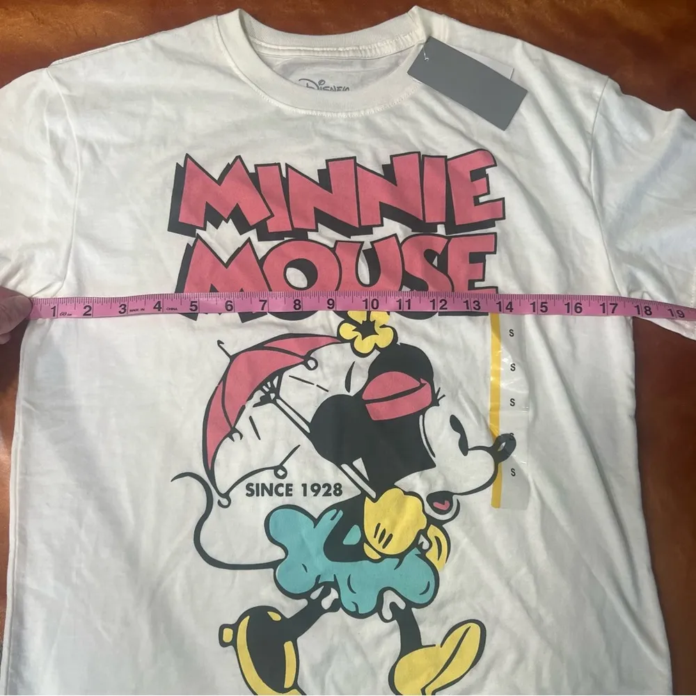 NWT Disney Minnie Mouse Old School Graphic T-Shirt small off white - Image 5