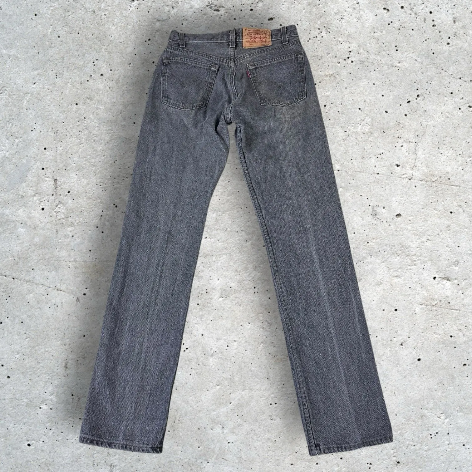 Vintage USA Levi's‎ 501 Jeans Fits 27x32 Gray Distressed Wash Denim - Image 2