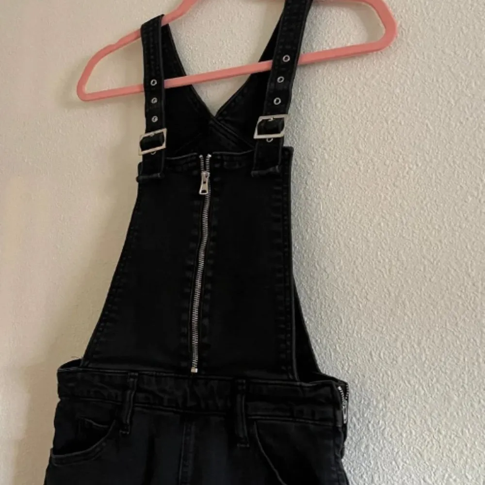 EUC Levi’s Skinny Denim Jean Overalls in Black Size 27 - Image 2