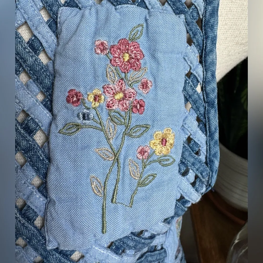 Title:
Vintage Floral Embroidered Denim Vest Cottagecore open weave‎ patchwork Blue Size M - Image 5