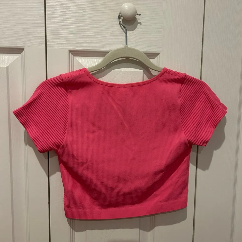 NWT  Stacie Seamless V-Neck Crop Tee in Carmine Rose - Image 4
