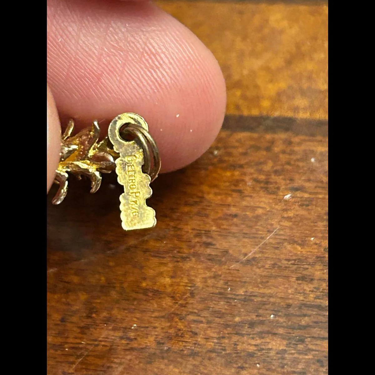 Electroplate pineapple charm gold tone Hawaii g11 - Image 4