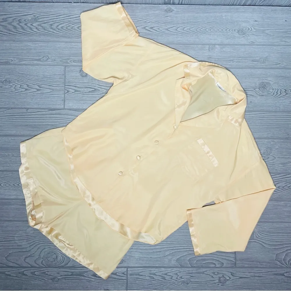 Vintage Victoria’s Secret Pajama Set silky long sleeve button top & shorts small - Image 7