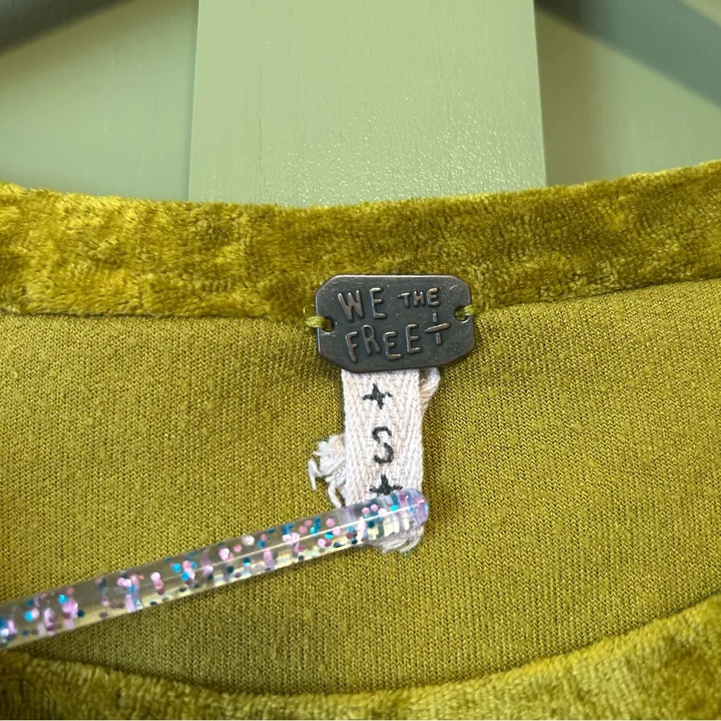 We The Free Green Velvet Balloon Sleeve Top sz S - Image 3