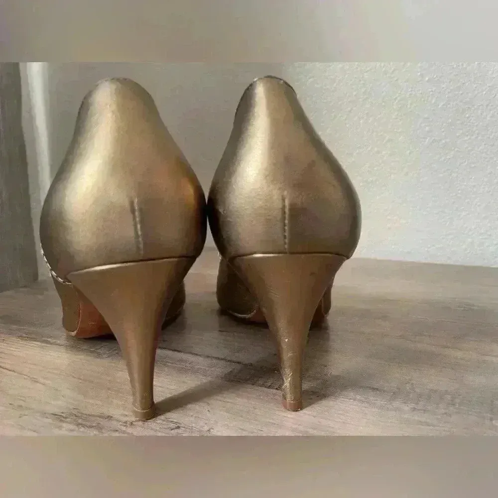 Moschino‎ Women’s Vintage Gold Pumps With Bows Shoes Size 7.5 - Image 6