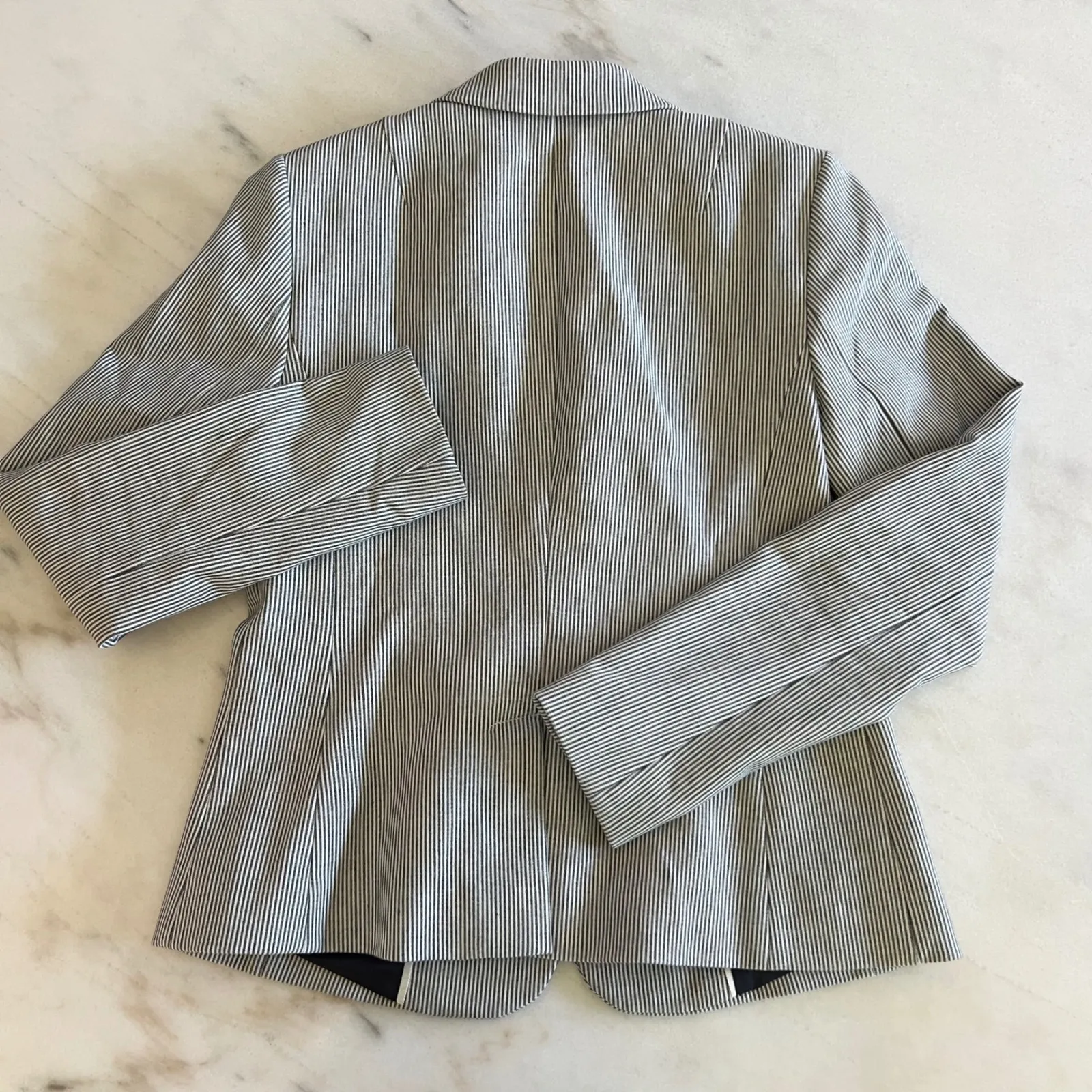 Banana Republic Classic Fit Seersucker Stripe Blazer Women Size 2 Navy‎ White - Image 9