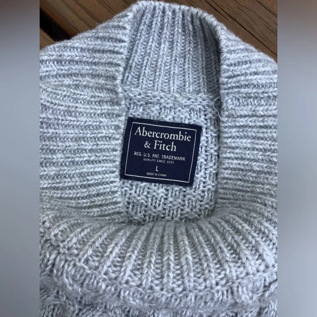 Nice crewneck sweater LIKE NEW💙 - Image 9