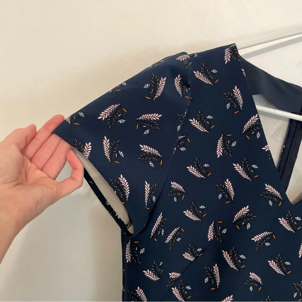 ANN TAYLOR LOFT Navy Blue Feather Print Dress V-Neck Cap Sleeve Boho Fit & Flare - Image 7