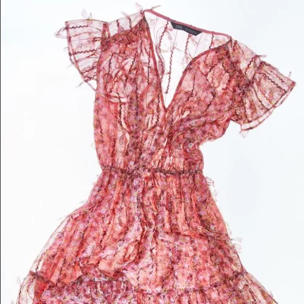 Zara TEXTURED WEAVE FLORAL SEMI SHEER DRESS V-Neck Riffled Pink/Red SIZE L NEW. - Image 5
