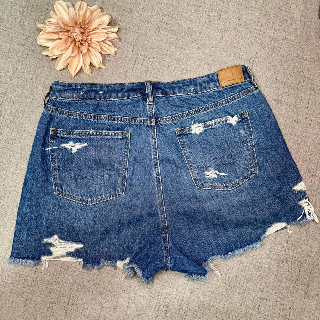 American Eagle Mom Jean Shorts Distressed Ripped Denim Size 14 - Image 4