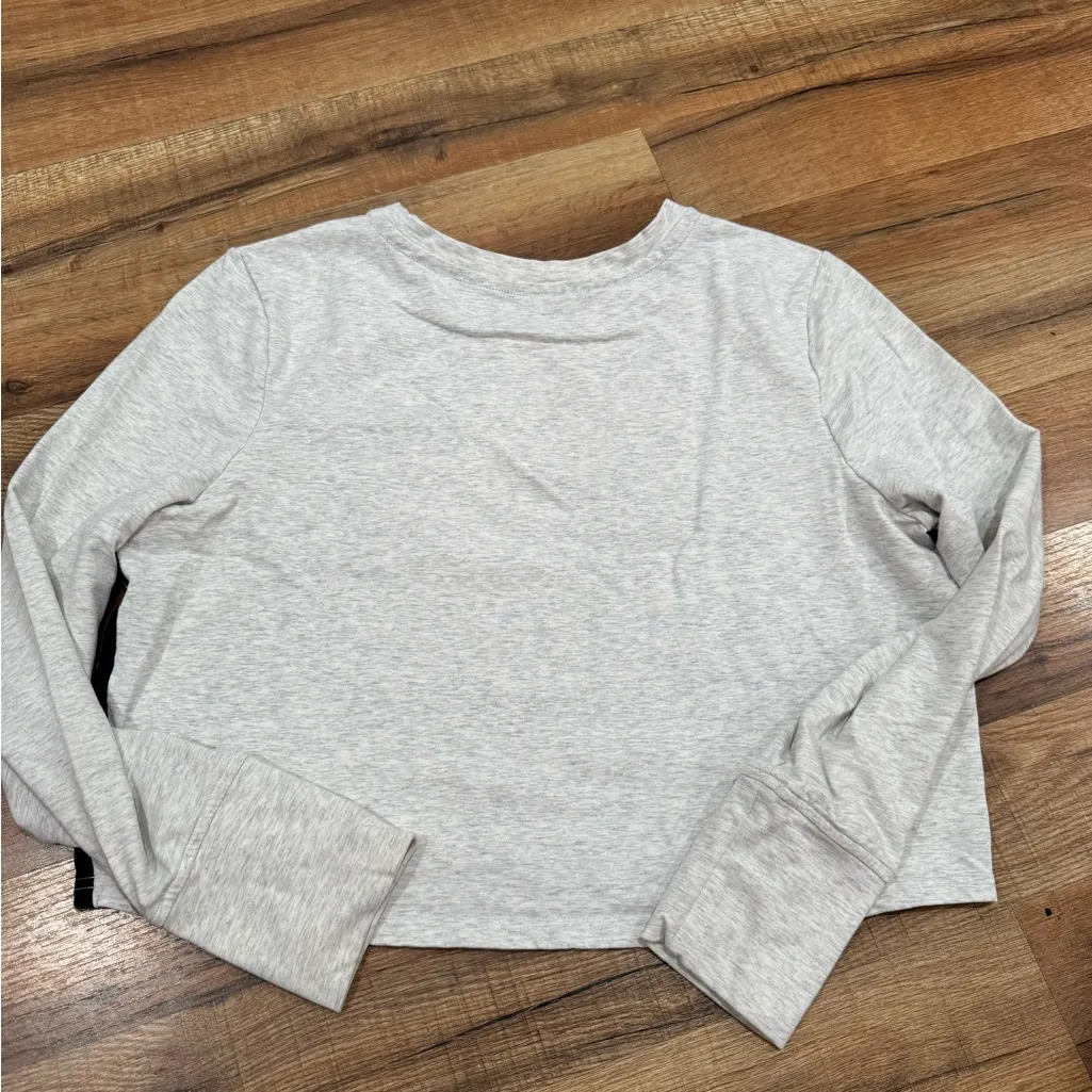 Athleta Light Gray Crop Top with Black Detail - Image 4