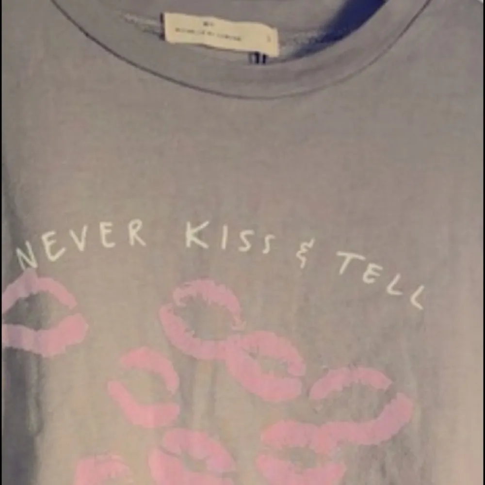 Michelle By Comune Never Kiss & Tell T-shirt NWT - Image 8