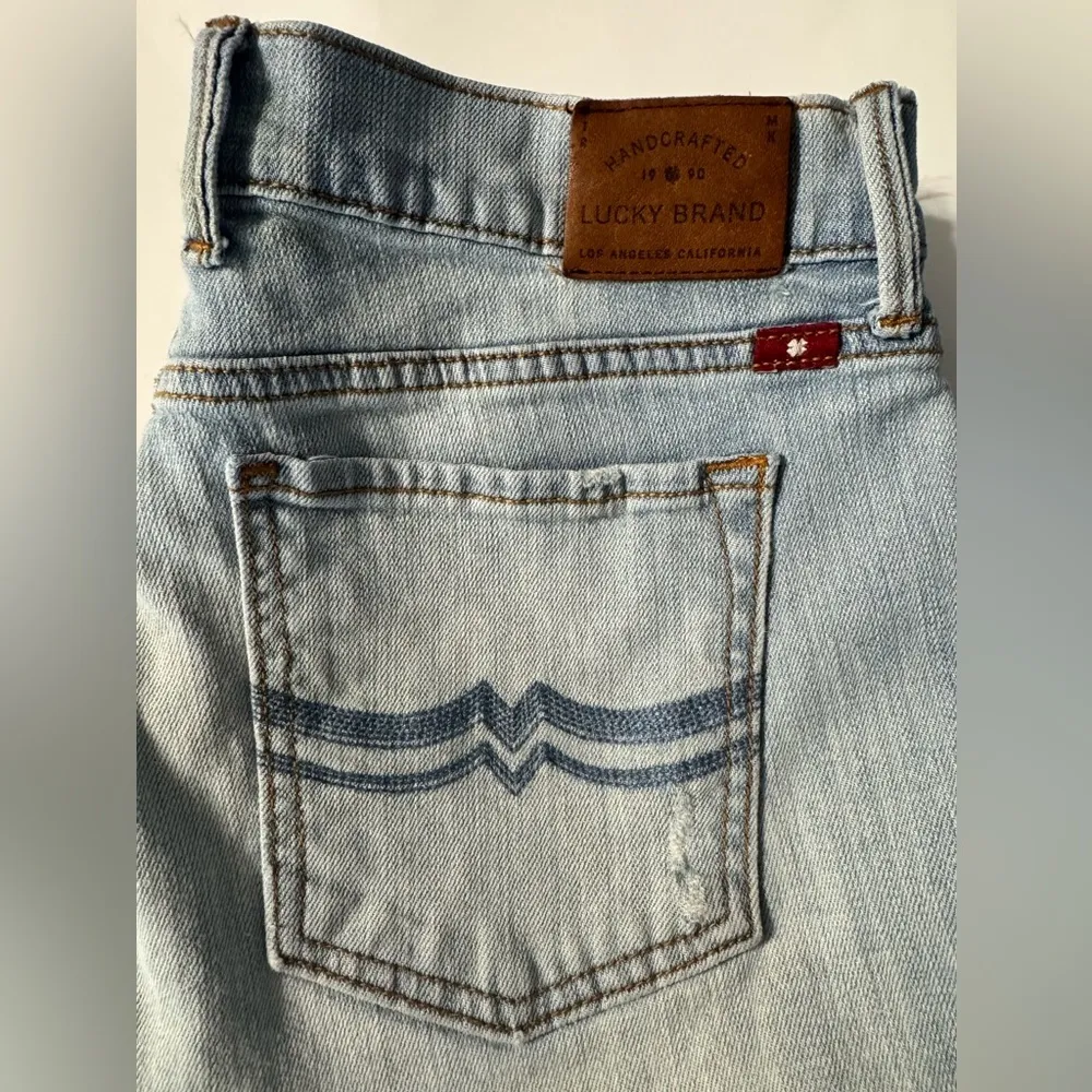 Lucky Brand 🍀 Sweet N Straight Holbrook Distressed Light Blue Jeans Size 6 - Image 10