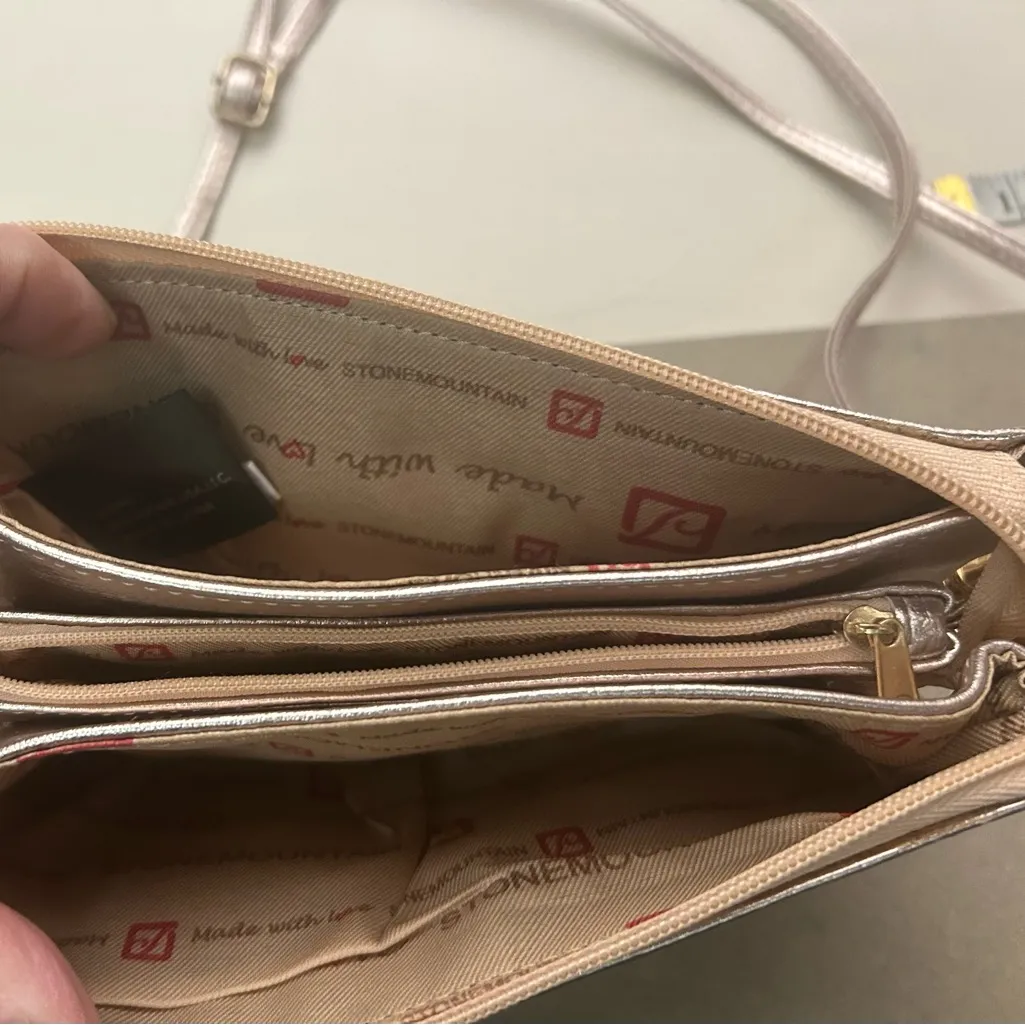 Bag Chic Metallic Rose Gold Clutch Stone Mountain like new! - Image 5