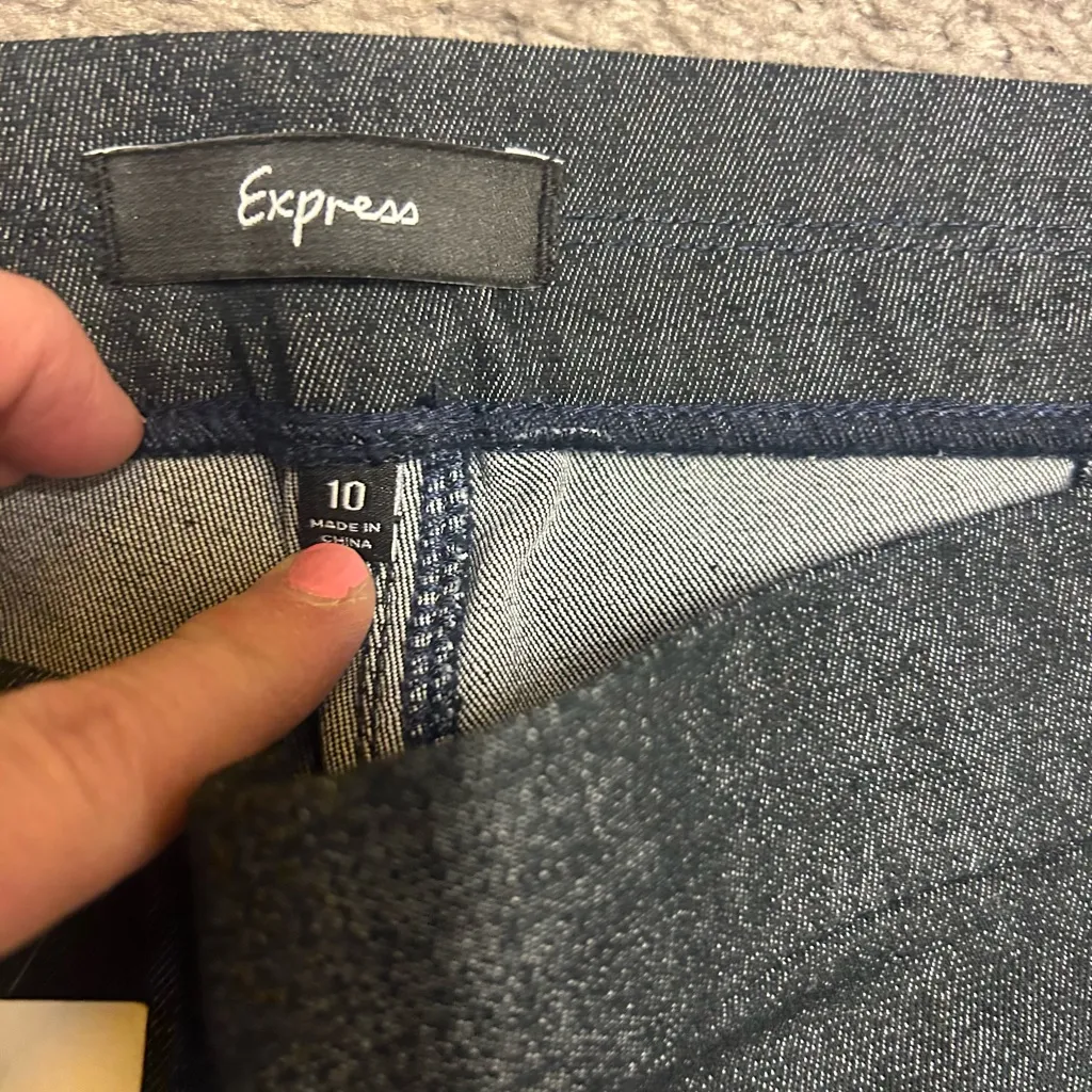 Women's Express dark blue/black elastic waist jeans size 10 NWT - Image 4