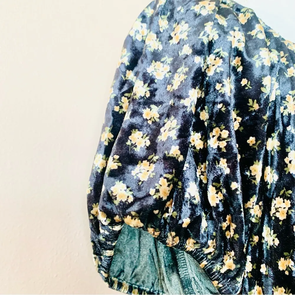 Arula Black & Tan Dainty Floral Velvet Smocked Short Sleeve Tiered Dress. Size XL - Image 3