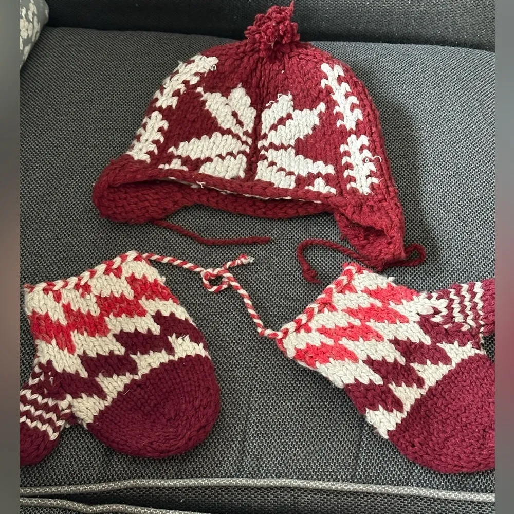 Hand knits Nordic hat and mittens - Image 12