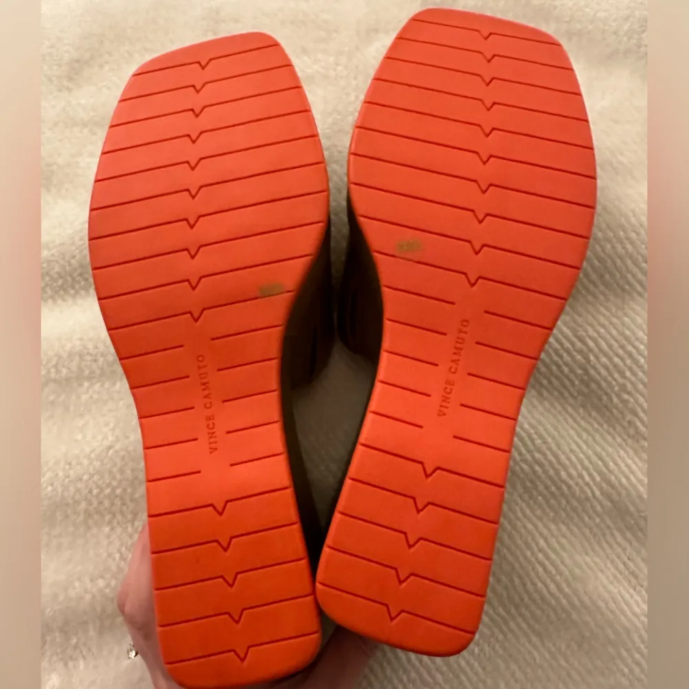 NWOT Vince Camuto Falivda Wedge Tan with Orange Sole 8.5 - Image 3