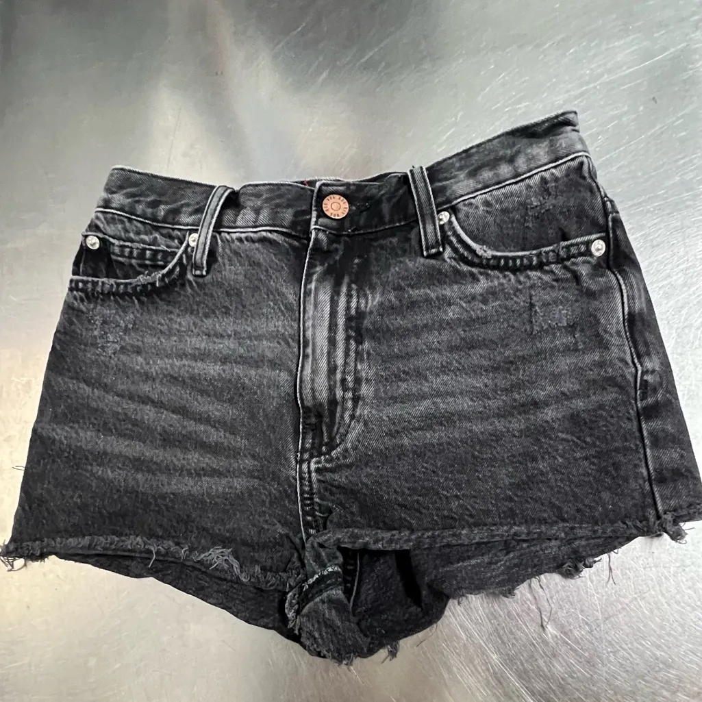Urban Outfitters BDG Girlfriend High Rise Black Denim Shorts - Size 24 - VGUC - Image 3