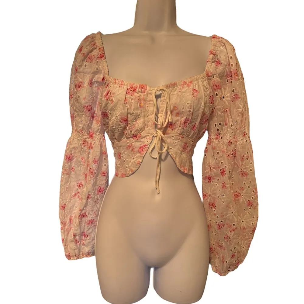 ASTR THE LABEL- VALO FLORAL EYELET LONG SLEEVE CROP TOP SIZE SMALL!!! - Image 5