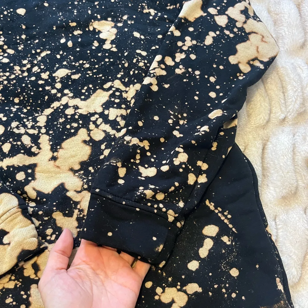 Orvis Black and Tan Splattered Sweatshirt - Image 3
