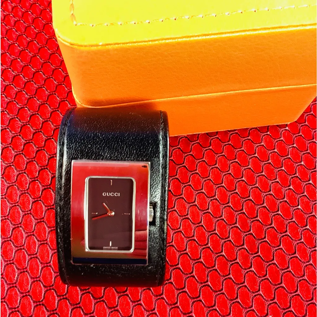 RARE- GUCCI leather bangle watch 🔥🔥🔥 - Image 10