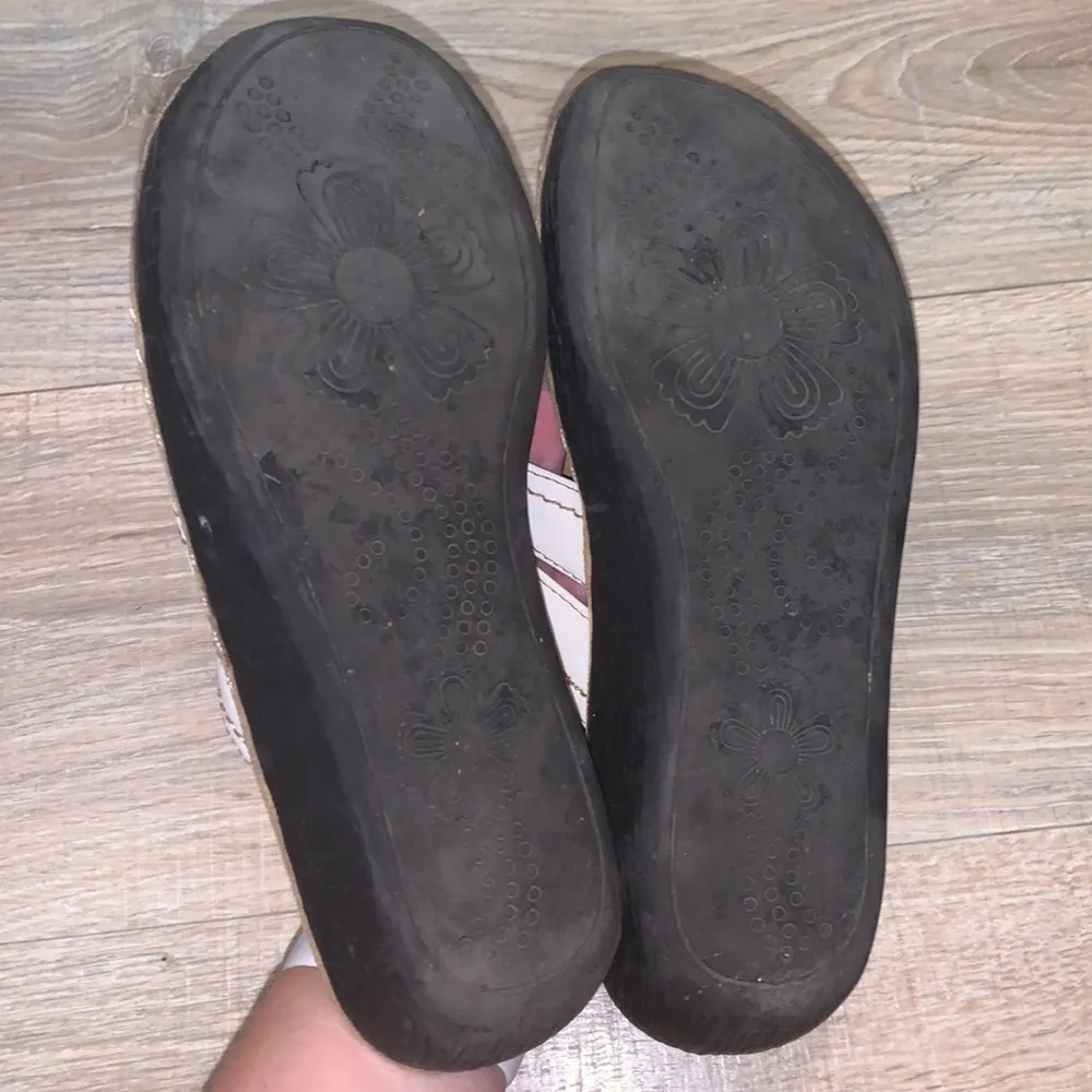 Naturalizer  white flower faux leather flip flops - Image 7