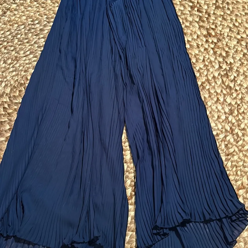 EUC Lovers + Friends Walk in the Park Pleated Jumpsuit Navy Size L - Image 5