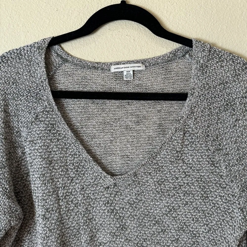 AMERICAN EAGLE Nubby V Neck Sweater Size Medium - Image 3