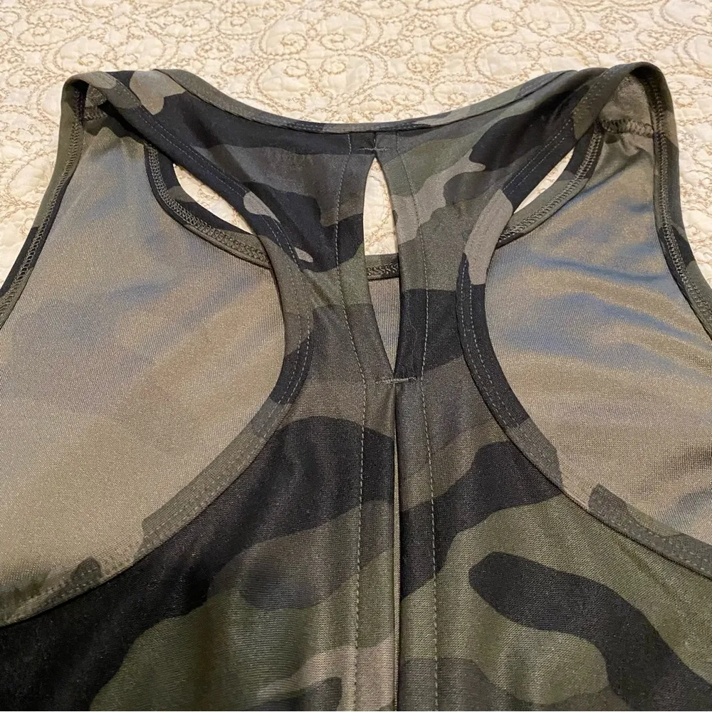 Old Navy NWT  Active Women’s Green Camouflage Tank Top Size Medium - Image 10
