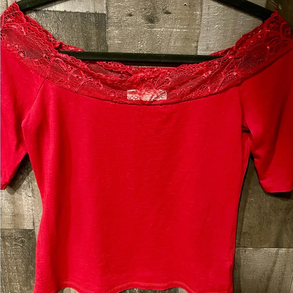 Red Michael Kors Off-Shoulder Top with Lace Detail Size Small - Image 2